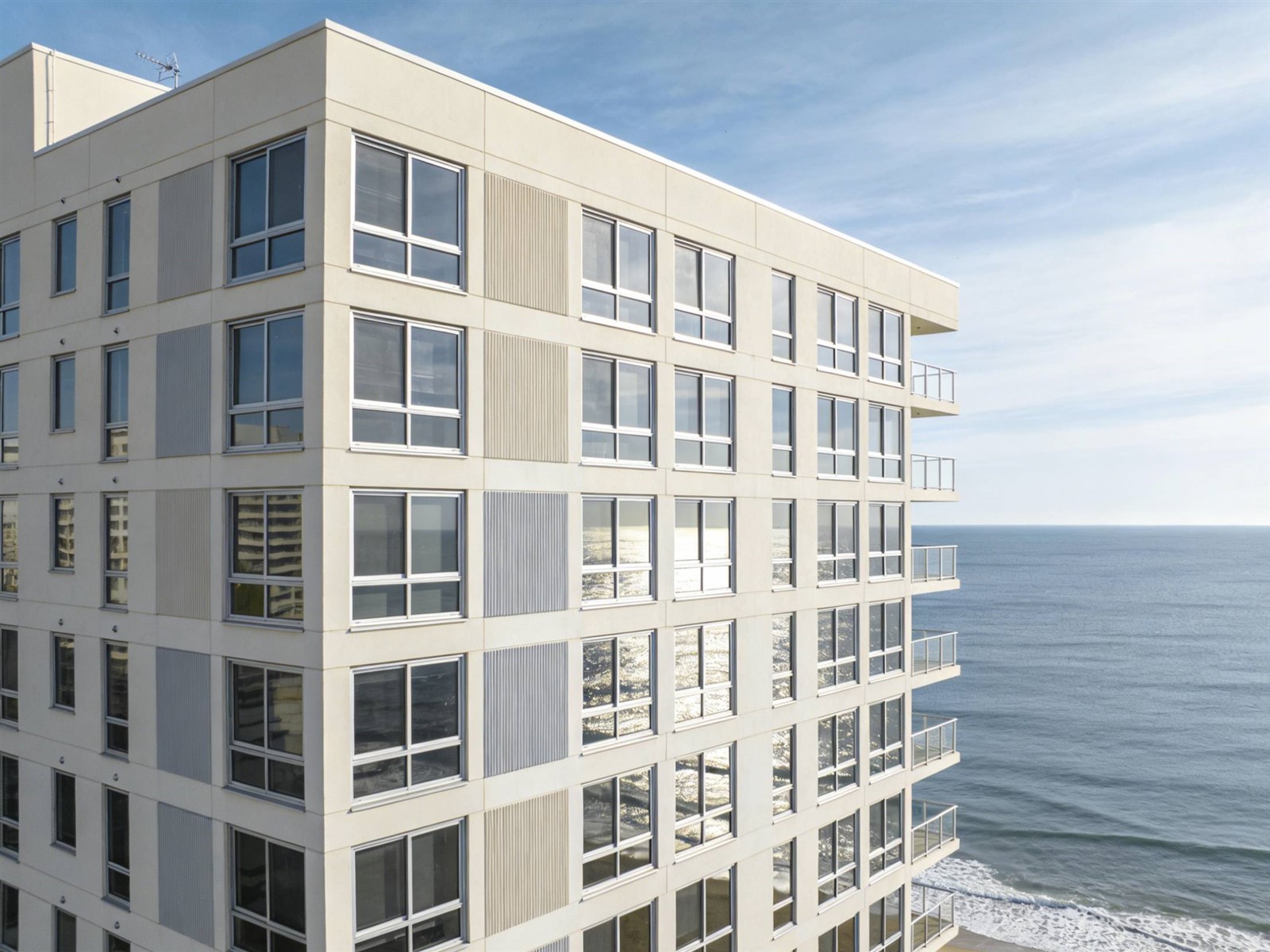 Architects reviewing laminated glazing designs for multi-unit coastal developments Architects reviewing laminated glazing designs for multi-unit coastal developments